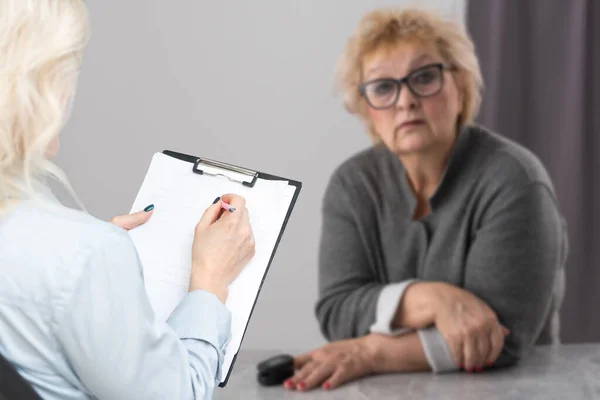 Parkinson Och Alzheimer Kvinnliga Äldre Patient Med Professionell Läkare Konsultera — Stockfoto