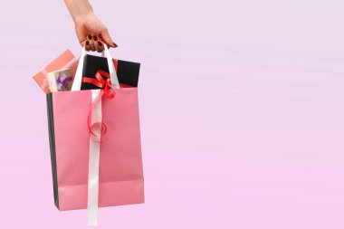 Kadın hediye paketini kapatır mısın?.