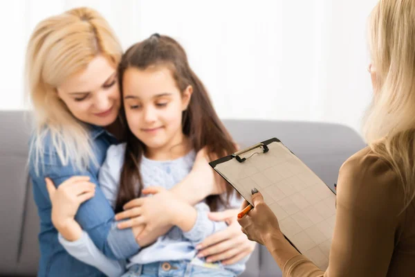 Profesyonel Bir Aile Psikoterapistinin Eli Danışma Sırasında Çocuklu Bir Ailenin — Stok fotoğraf