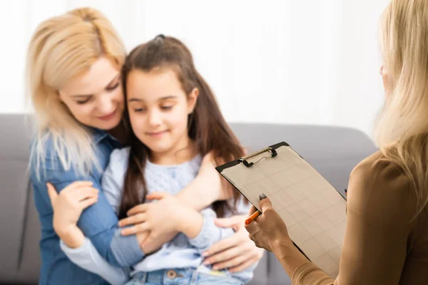 Main Psychothérapeute Familial Professionnel Écrivant Des Notes Devant Une Famille — Photo