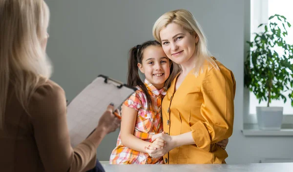 Profesyonel Bir Aile Psikoterapistinin Eli Danışma Sırasında Çocuklu Bir Ailenin — Stok fotoğraf