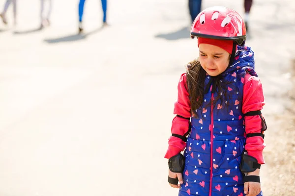 Девушка Шлеме Защитных Наколенников Плачет — стоковое фото