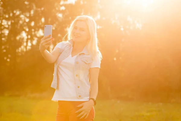 Belle Jeune Femme Heureuse Prenant Une Photo Selfie Avec Téléphone — Photo