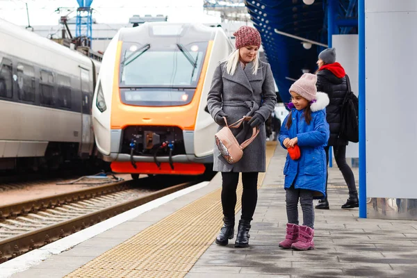 Yound Woman Little Girl Lovely Daughter Railway Station Kid Woman — Stock Photo, Image