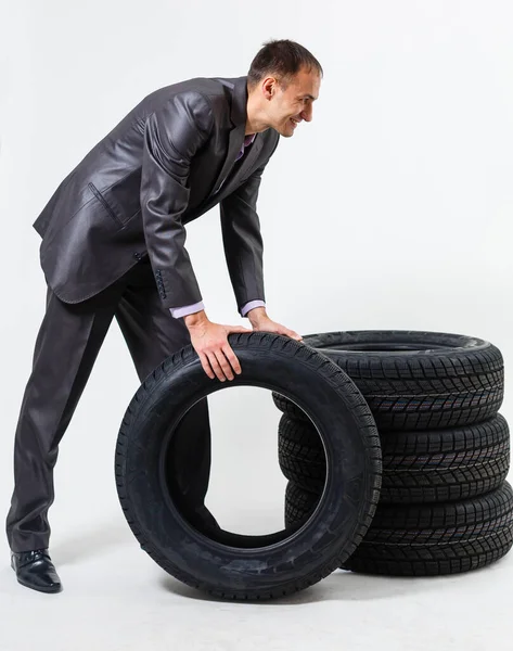 Retrato Comprimento Total Jovem Empresário Apoiado Uma Pilha Pneus Carro — Fotografia de Stock