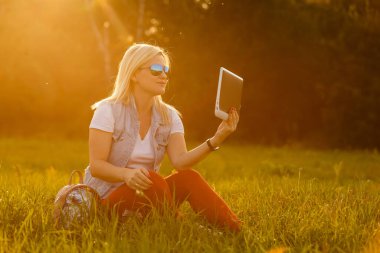 kadın parkta tablet ile.