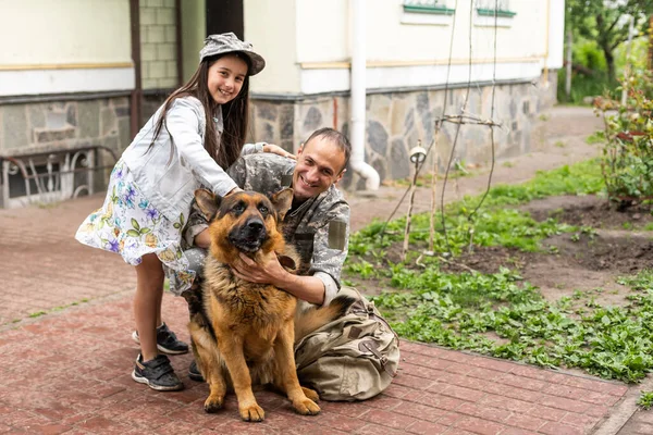 Ευτυχισμένο Κοριτσάκι Που Διασκεδάζει Τον Στρατιωτικό Πατέρα Της — Φωτογραφία Αρχείου