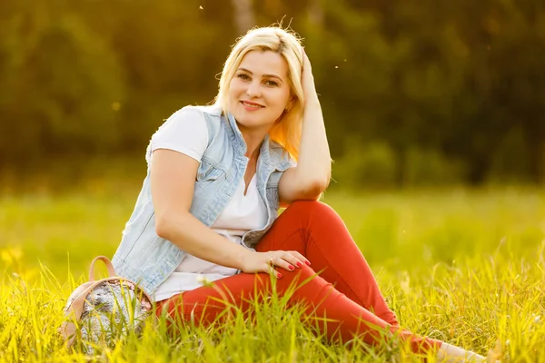 Schöne Lächelnde Frau Die Park Wegschaut — Stockfoto