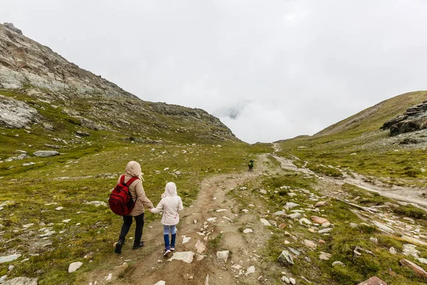母と子供たちは山の中を散歩します — ストック写真