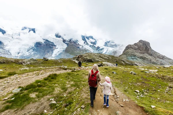 母と子供たちは山の中を散歩します — ストック写真