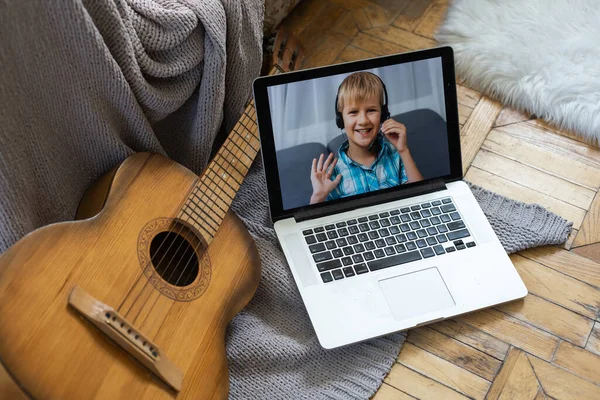 Criança Tocando Guitarra Acústica Assistindo Curso Line Laptop Enquanto Pratica — Fotografia de Stock