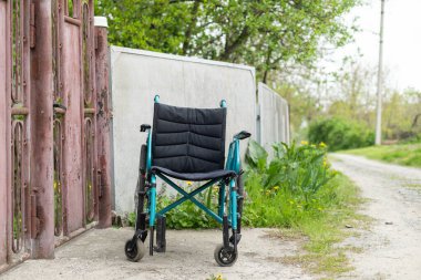 Evin yanındaki eski tekerlekli sandalye..