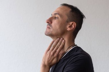 boyun ağrısı tutan genç adam.