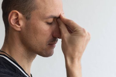 Başı ağrıyan, başı ağrıyan bir adam..