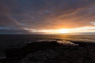 Panoramik manzarasına karşı renkli günbatımı gökyüzü ışıkları ile gece ışıklı Las Americas ufukta adada Tenerife, İspanya.