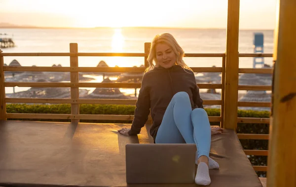 Mulher Jovem Trabalhando Usando Computador Portátil Uma Praia Trabalho Freelance — Fotografia de Stock