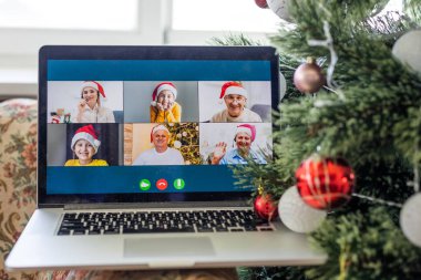 Noel 'de uzak bir tatil kutlaması. Koronavirüs karantinasında yeni yıl. 19 yeni normal, sosyal mesafe, uzaktan iletişim, ev işi, Noel partisi online.