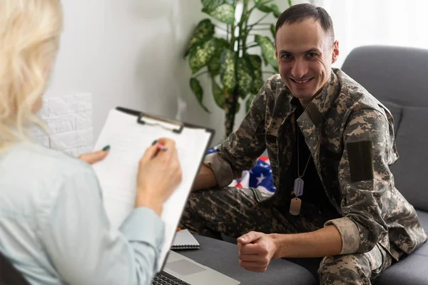 Primer Plano Del Psicólogo Que Analiza Comportamiento Militar Los Pacientes — Foto de Stock