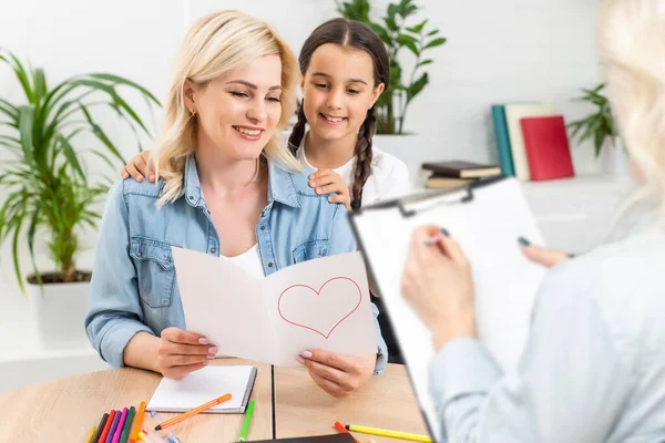 Mano Uno Psicoterapeuta Famiglia Professionista Che Scrive Appunti Fronte Una — Foto Stock