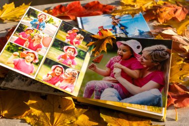 Parlak sonbahar yeşilliklerindeki fotoğraflar için albüm