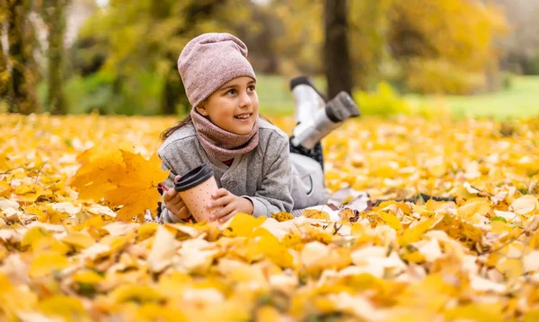 Nahaufnahme Porträt Eines Hübschen Kleinen Mädchens Das Herbstlichen Park Ruht — Stockfoto