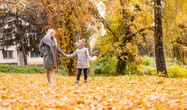 Moeder Dochter Plezier Herfst Park Onder Vallende Blaadjes — Stockfoto