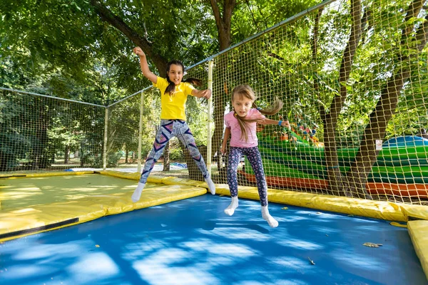 Meninas Bonitas Divertindo Livre Saltando Trampolim Zona Infantil Parque Diversões — Fotografia de Stock