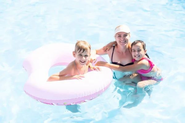 Mère Avec Enfants Dans Piscine Parc Aquatique — Photo