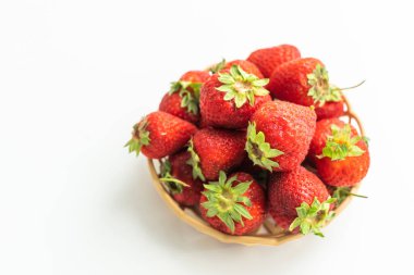 Hasır tabakta çilek.