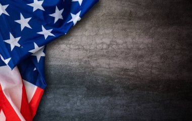 Koyu arka plan üzerinde Amerikan bayrağı.