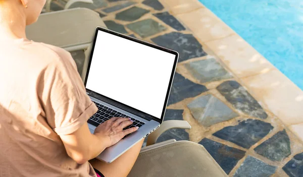 Computer Laptop Blank Screen Swimming Pool — Stock Photo, Image