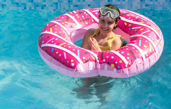Bella Bambina Nuotare Nella Piscina All Aperto Divertirsi Con Cerchio — Foto Stock