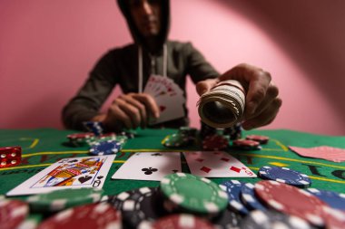 Kumarbaz harap olmuş kumarbaz kumarhanede poker oynayıp çok para kaybediyor. Boşanma, kayıp, yıkım, borç, ludopata kavramı