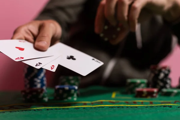 Homem Jogando Blackjack Mesa — Fotografia de Stock