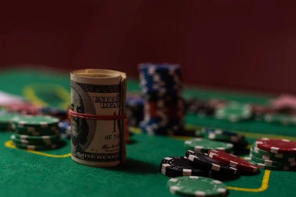 ブラック ジャックのカジノ ポーカー用のチップとトランプ — ストック写真