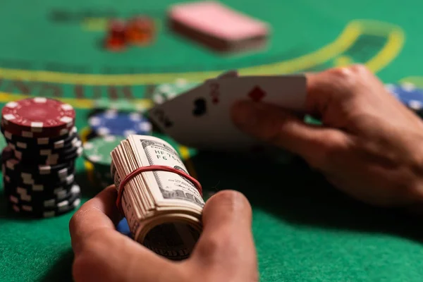 Jogador Faz Uma Aposta Poker — Fotografia de Stock
