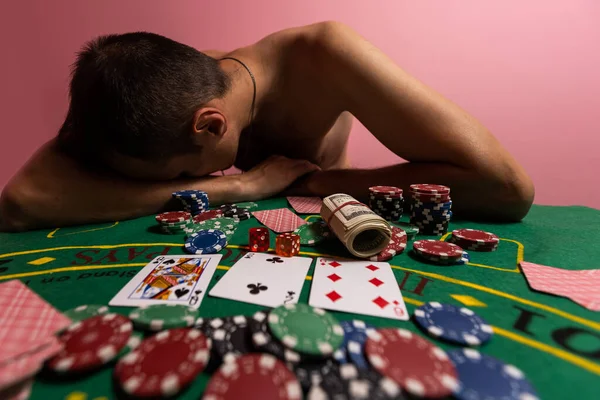 Χαμένος Τζογαδόρος Χάνει Πολλά Λεφτά Παίζοντας Πόκερ Στο Καζίνο Εθισμένος — Φωτογραφία Αρχείου