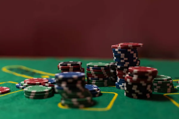 ギャンブル ゲームとエンターテイメントの概念 緑のテーブル表面上のカジノ チップのクローズ アップ — ストック写真