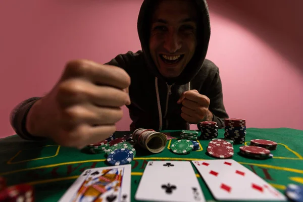 Чоловік Зеленим Ігровим Столом Гральними Фішками Картками Граючи Покер Блекджек — стокове фото