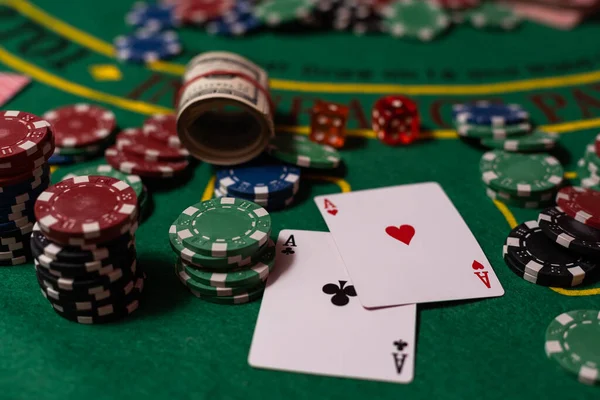 Cartões Uma Mesa Casino Pano Verde — Fotografia de Stock