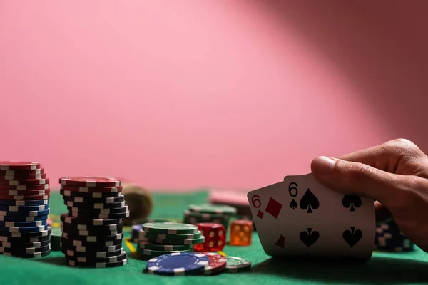 Homem Jogando Blackjack Cassino — Fotografia de Stock