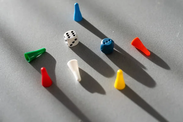 Chips Jogo Coloridos Jogar Cubos Dispostos Fundo Cinza Entretenimento Jogos — Fotografia de Stock
