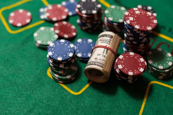 Detailní Karty Různé Žetony Rozprostřené Pokerovém Stole — Stock fotografie