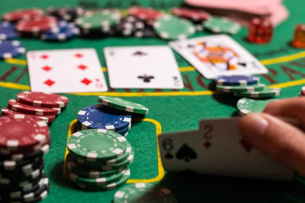 Glad Pokerspelare Vinna Och Hålla Kort — Stockfoto