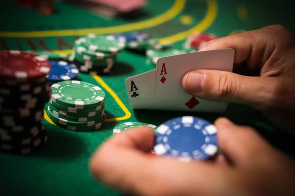 Jogador Faz Uma Aposta Poker — Fotografia de Stock