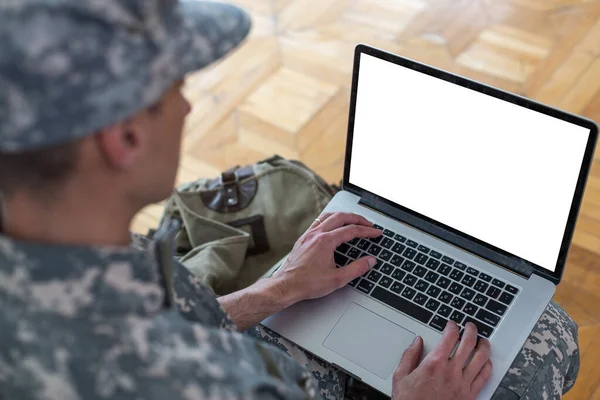 센터에서 컴퓨터를 사용하는 군복을 노트북 화면에 집중하 — 스톡 사진