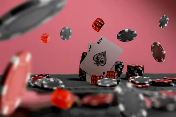 Conceito Fichas Cartas Para Jogar Poker Fundo Uma Carta Voadora — Fotografia de Stock