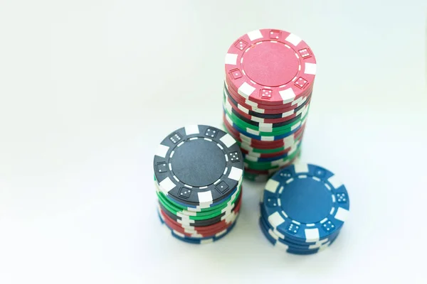 Fichas Casino Plástico Apiladas Sobre Fondo Blanco Poker Juego —  Fotos de Stock