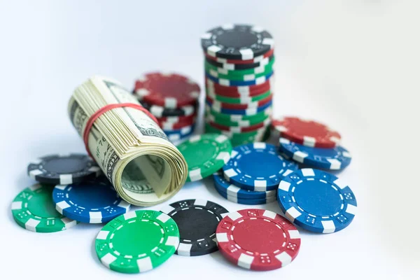 Poker fişleri, beyaz arka planda dolar.