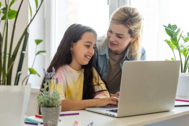 Annemin ve küçük tatlı kızının arkadaşlığı. Gündelik giysiler içinde evde debelenip dizüstü bilgisayar kullanarak internetten alışveriş yapıyorlar. Güzel küçük kız için yeni oyuncaklar alırlar..